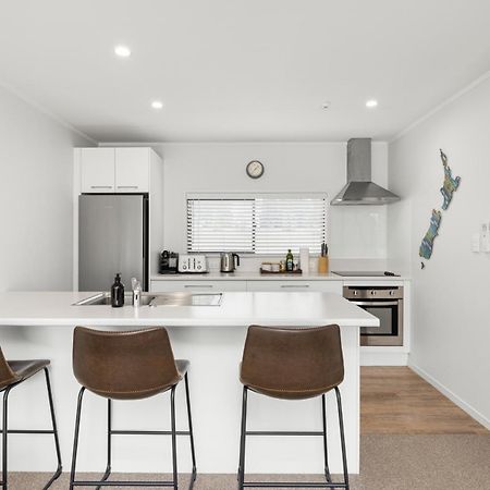 Centrally Located- Modern Sunny Townhouse Mount Maunganui Bagian luar foto