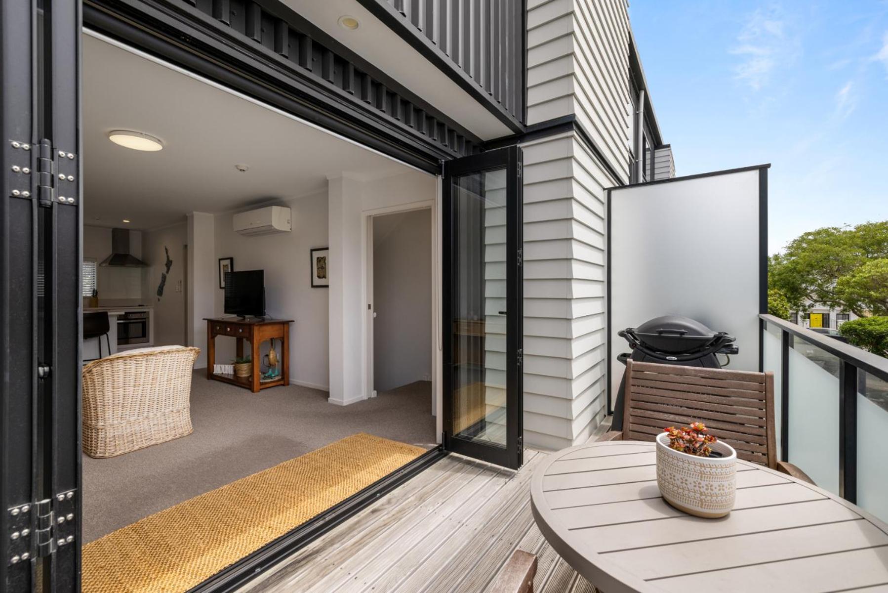 Centrally Located- Modern Sunny Townhouse Mount Maunganui Bagian luar foto