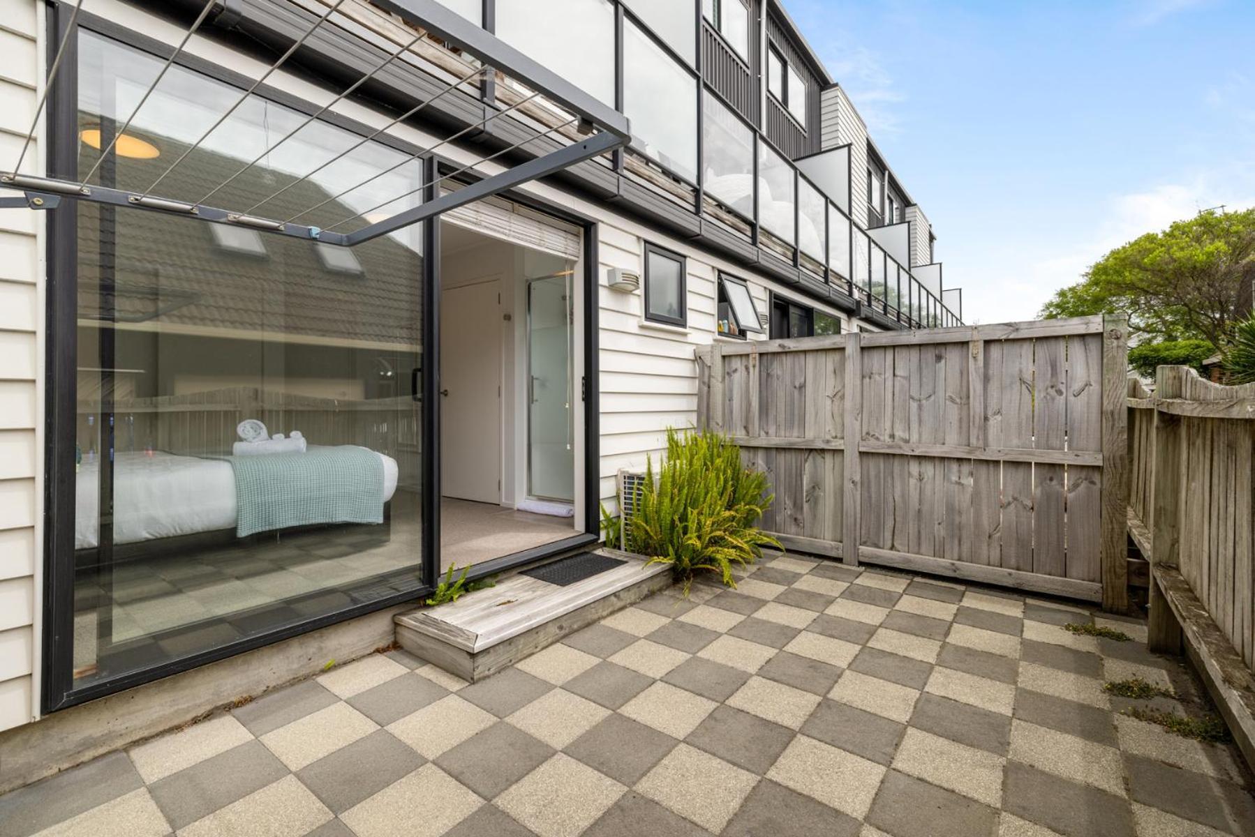 Centrally Located- Modern Sunny Townhouse Mount Maunganui Bagian luar foto