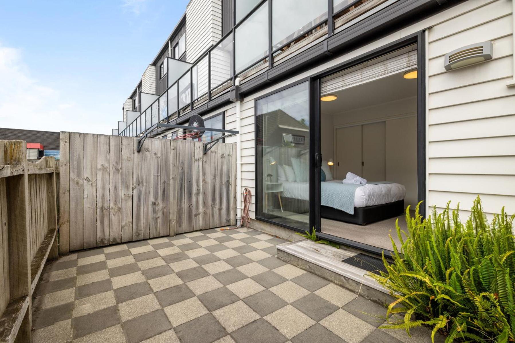 Centrally Located- Modern Sunny Townhouse Mount Maunganui Bagian luar foto